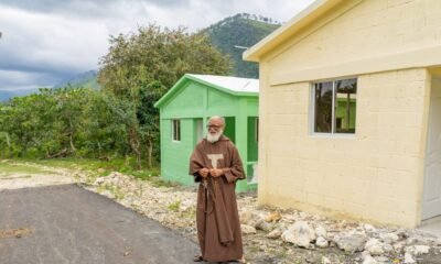 Fundación entrega viviendas a familias de zona de Elías Piña