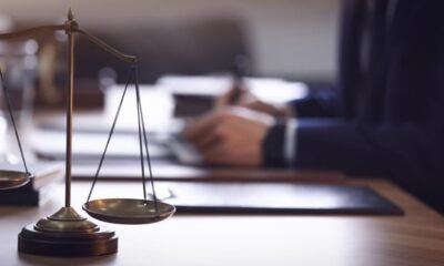 Prisión preventiva a exoficial del Estado Civil y un hombre por presunta falsificación de actas en Baní