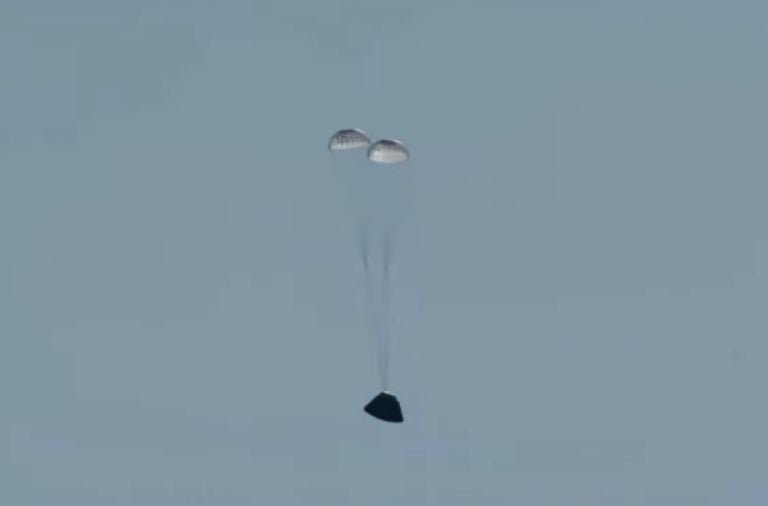 Los paracaídas aminoraron la velocidad de la nave