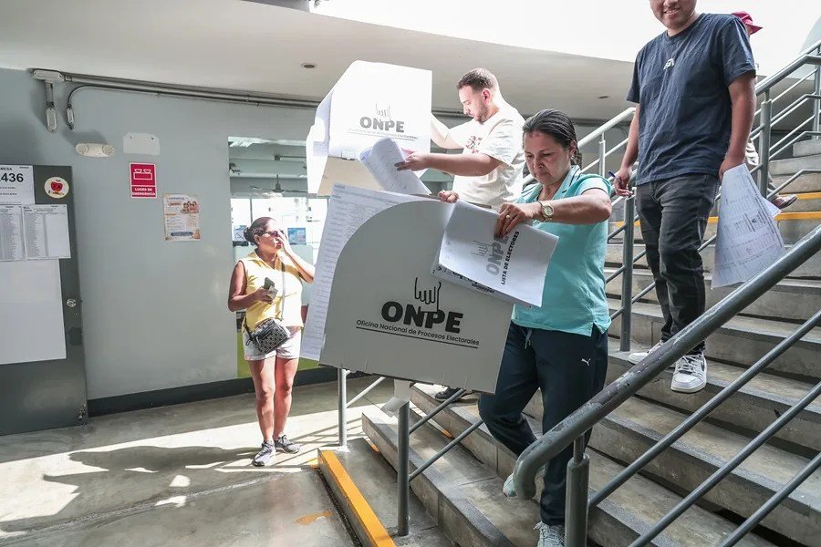 Perú amplía una hora más la jornada electoral por el retraso para abrir los centros de votación