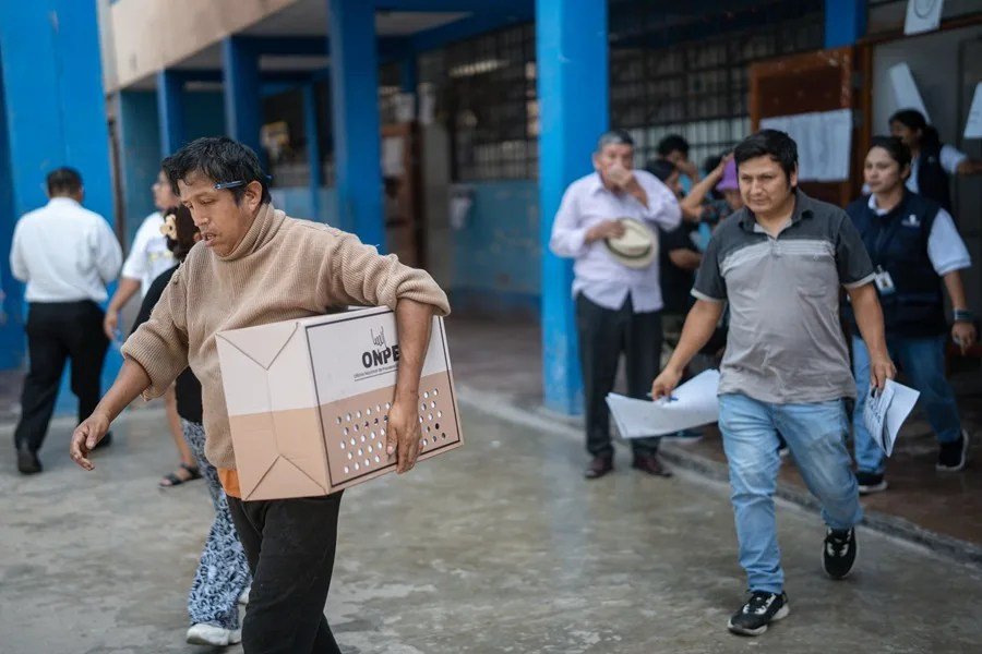 Fotografía de archivo de una persona trasladando una urna electoral en el colegio San Luis Gonzaga, en el distrito de San Juan de Miraflores en Lima (Perú). EFE/ John Reyes Mejia