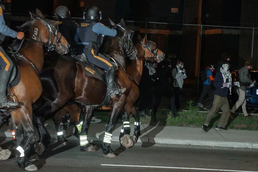 Decretan el toque de queda en Newark (EE.UU.) tras disturbios frente un centro de detención de migrantes