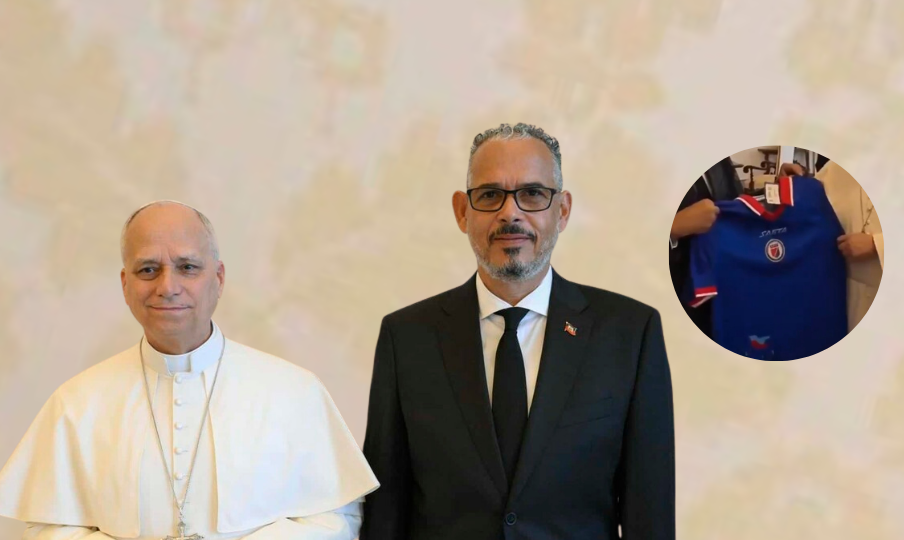 Primer ministro Haití obsequia al papa camiseta equipo fútbol imagen