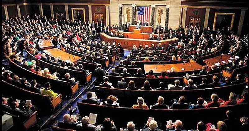 Senado aprueba proyecto que limitaría los poderes de Trump imagen