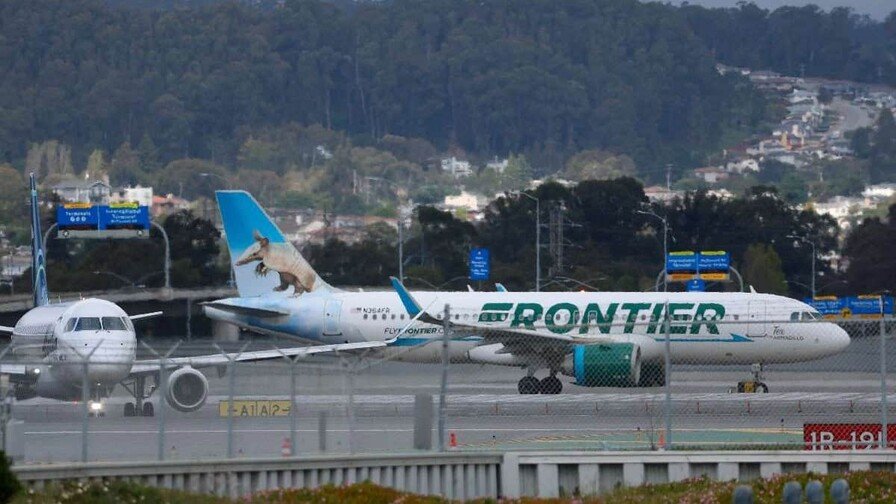 Transeúnte muere arrollado por un avión en aeropuerto Denver imagen
