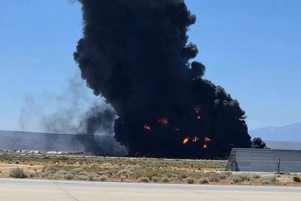 EEUU: Un bombardero B-52 se estrella después de despegar imagen