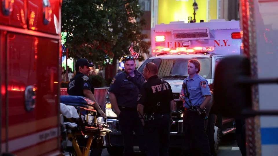 La policía de Nueva York y los bomberos se reúnen tras el incidente de apuñalamiento en la Penn Station de Nueva York el domingo. - Jeenah Moon/Reuters