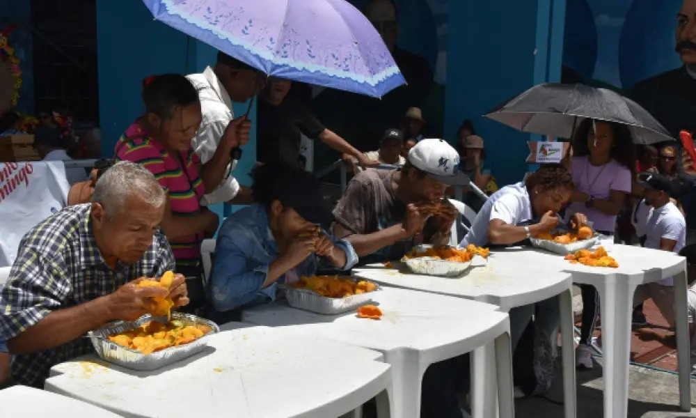 Numeroso público asiste a la Feria del Mango 2026 en Baní imagen