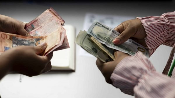 Dólar sube 16 cts. y era vendido a $58.73; el euro sigue a $69.38 imagen