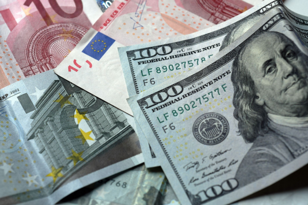 El dólar bajó 14 cts. y el euro 10; eran vendidos a $59.05 y $69.69 imagen