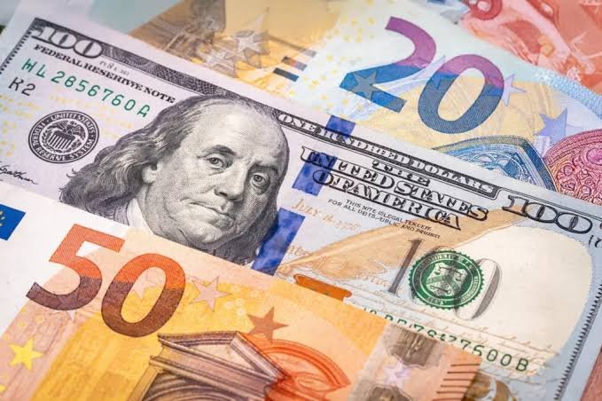 El dólar bajó 25 cts. y el euro 5; eran vendidos a $59.19 y $69.79 imagen