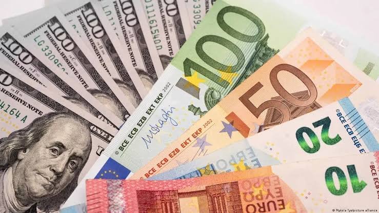 El dólar subió 3 cts. y el euro 2; eran vendidos a $59.43 y $69.84 imagen