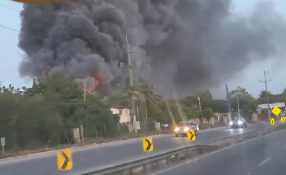 Incendio afecta desde temprano el parque industrial de Navarrete imagen