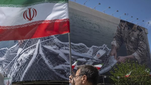 Irán lanza potente advertencia militar a quienes apoyen a EU imagen