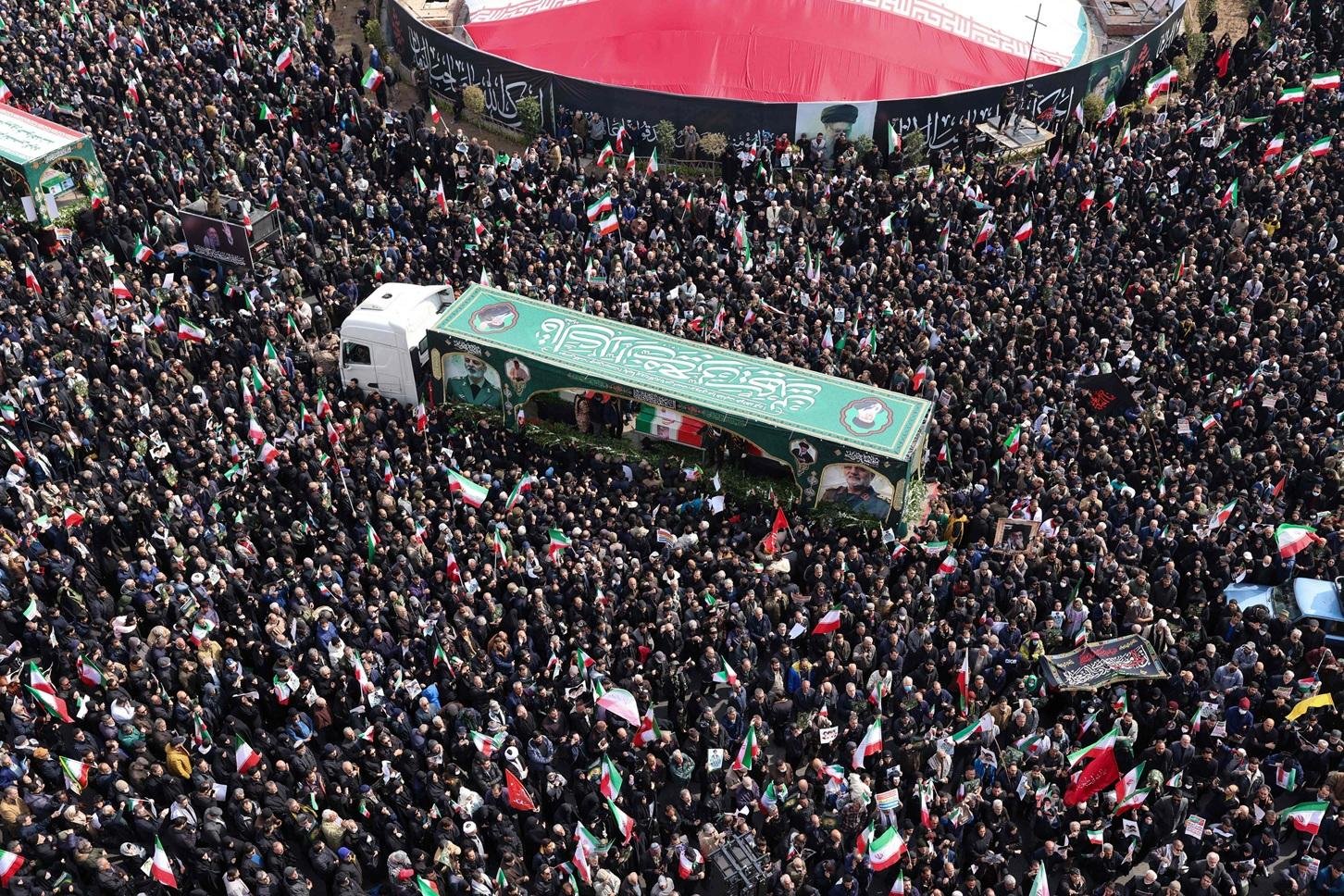 IRAN: Millones participan en cortejo fúnebre de Alí Jamenei imagen