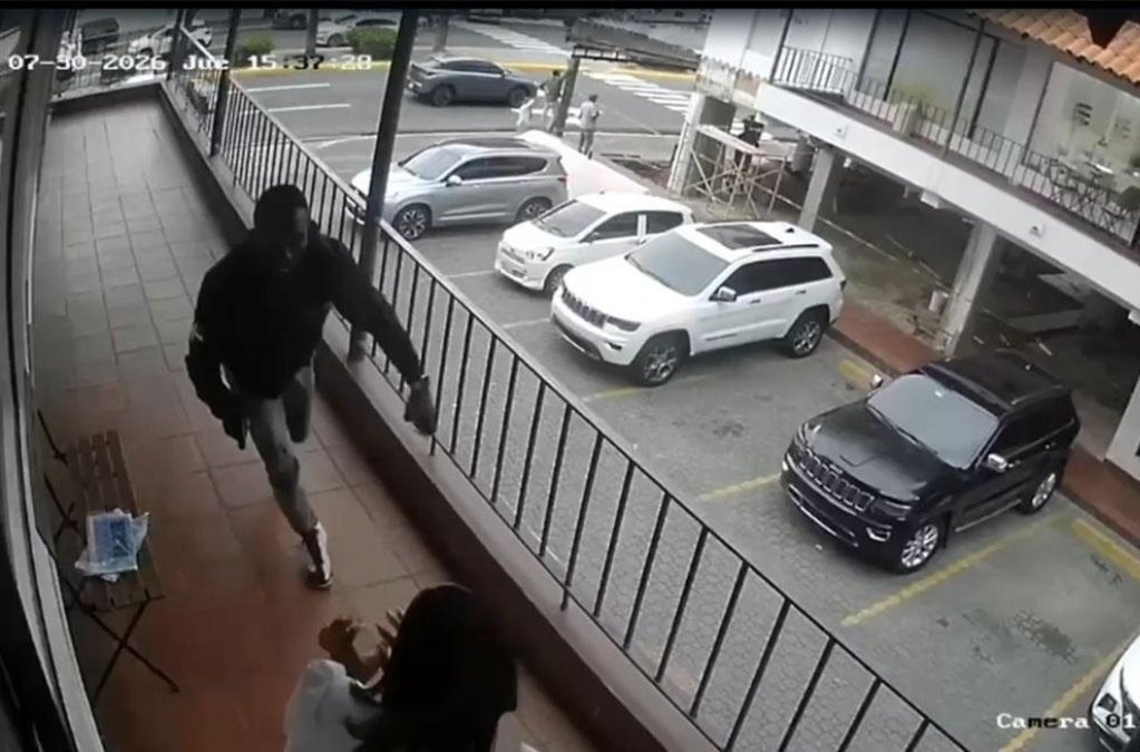 PN persigue activamente a un hombre baleó mujer en plaza imagen