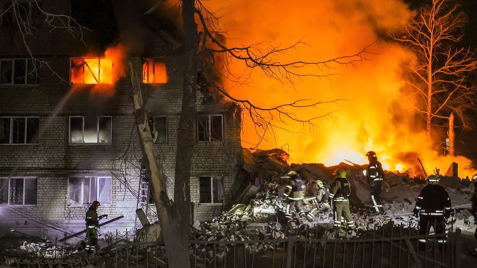 Ucrania denuncia 4 muertos por un bombardeo ruso en Járkov imagen