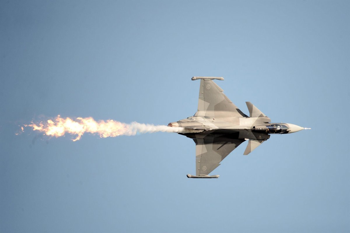 UCRANIA: Zelenski destaca la adquisición de 16 cazas Gripen imagen