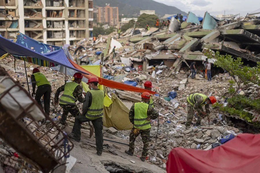 "No podemos dejar a nadie atrás": venezolanos siguen buscando a los desaparecidos un mes después de la tragedia