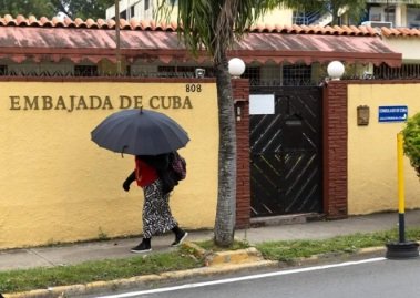 Diplomáticos Cuba retiran sus pertenencias tras orden salida imagen