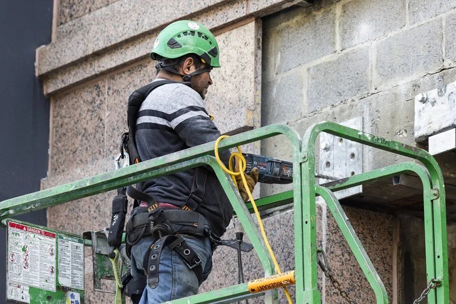 Un trabajador de la construcción en Washington.