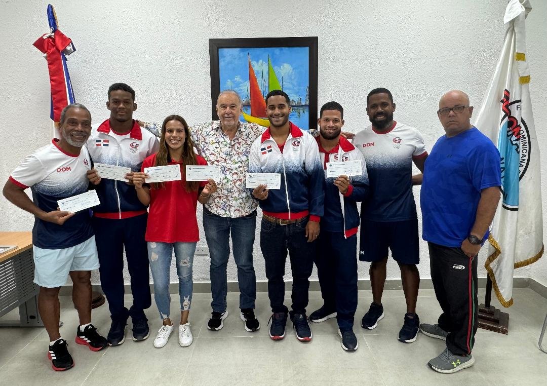 Federación Deportes Acuáticos entrega incentivos a medallistas imagen