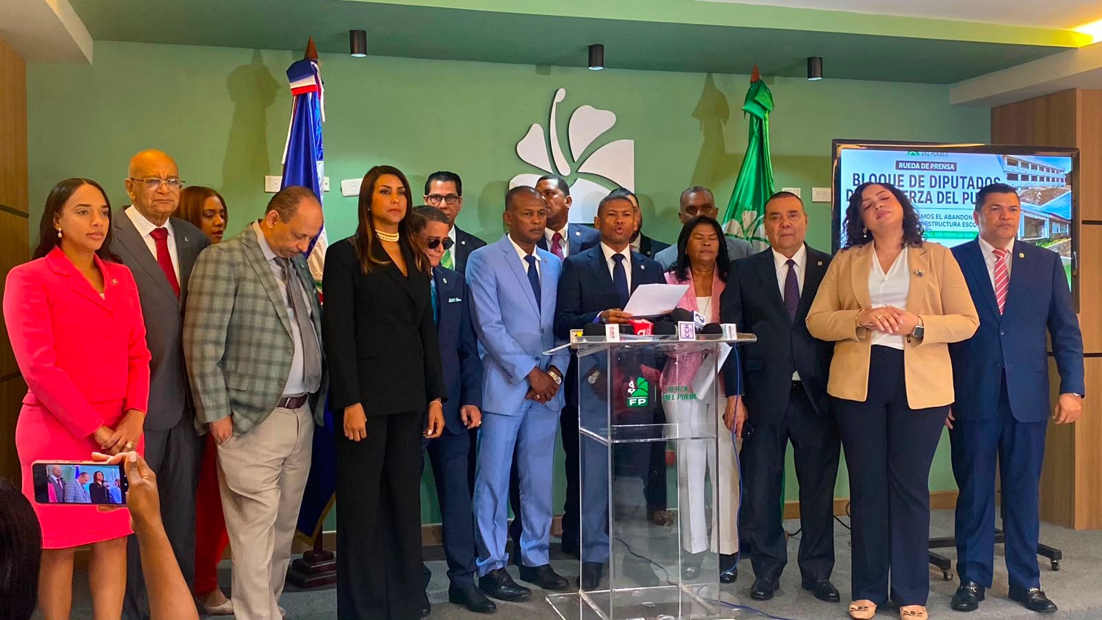 FP pide interpelar Ministro de Educación por «precariedades» imagen
