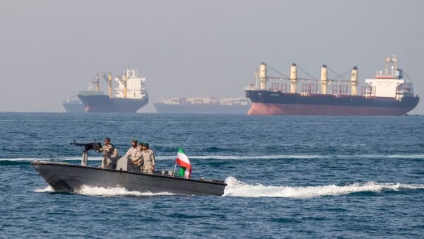 Irán niega exista un acuerdo para reabrir estrecho de Ormuz imagen