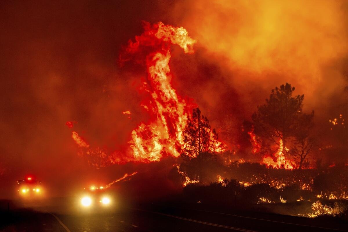 Miles de evacuados y viviendas destruidas por incendios en EU imagen