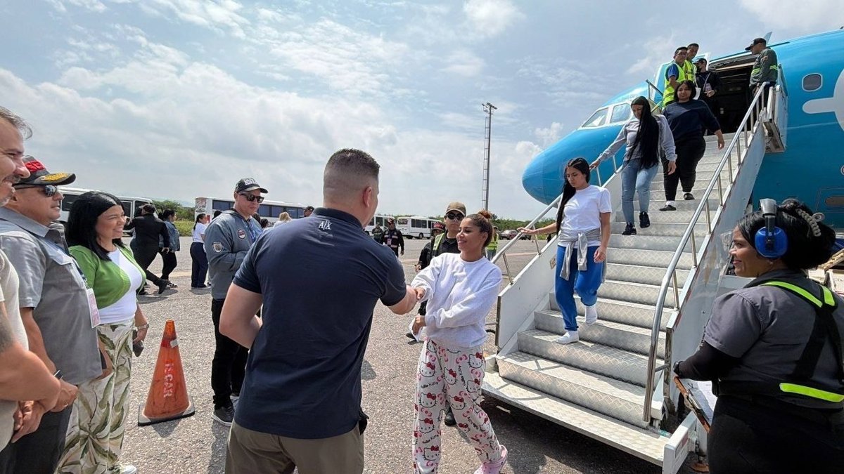 VENEZUELA: Aterriza un nuevo vuelo con deportados de EEUU imagen