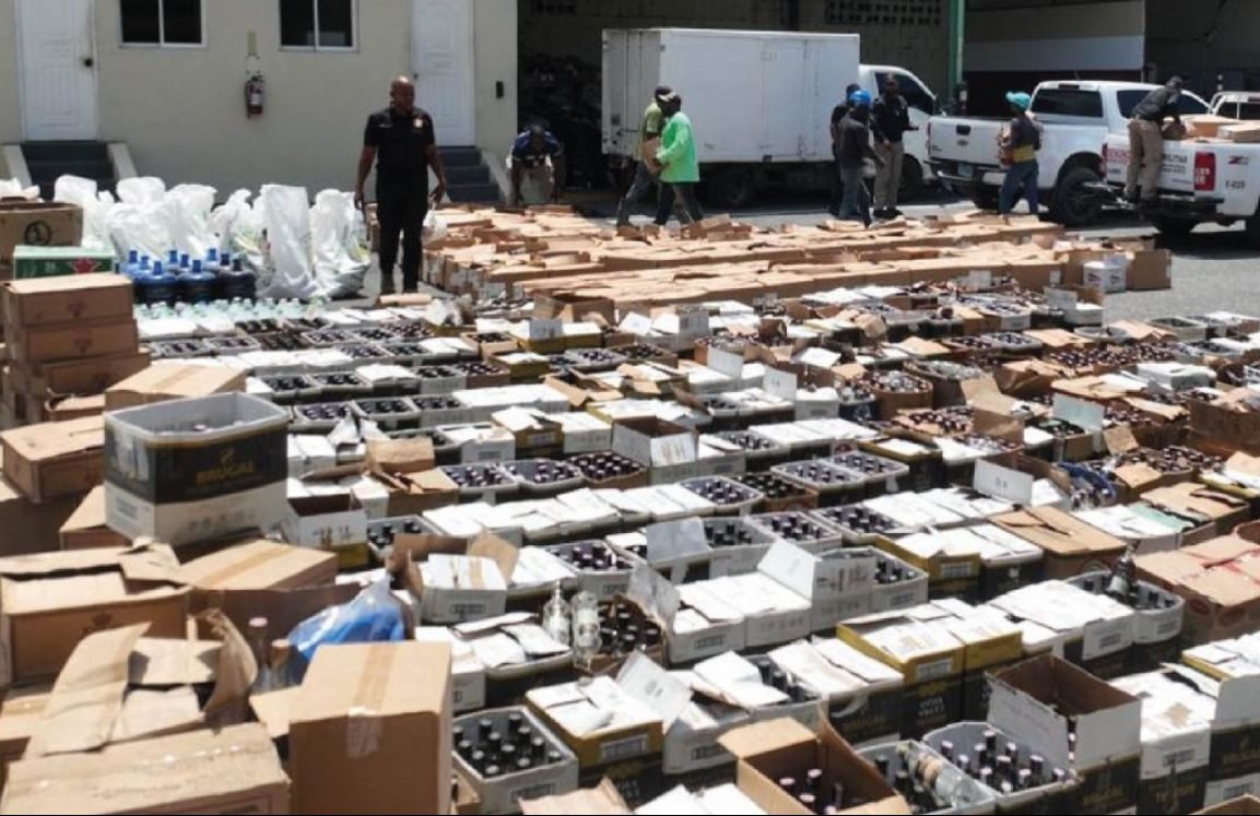 Desmantelan una de mayores fábricas de alcohol adulterado imagen
