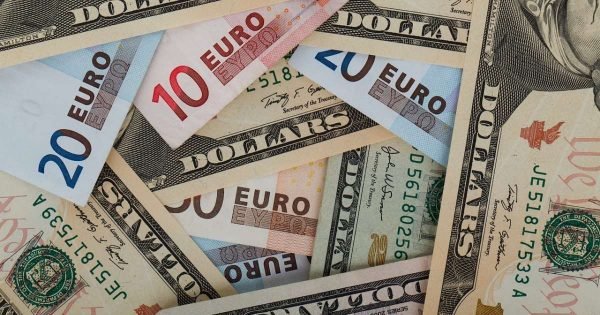 Dólar bajó 9 cts. y era vendido a $59.55; el euro subió a $70.22 imagen