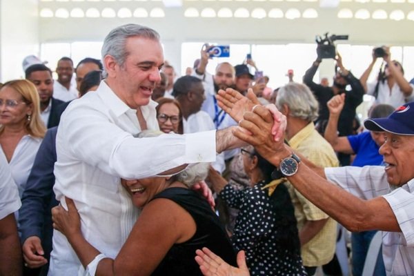 Abinader inaugurará este sábado obras durante jornada en SPM imagen