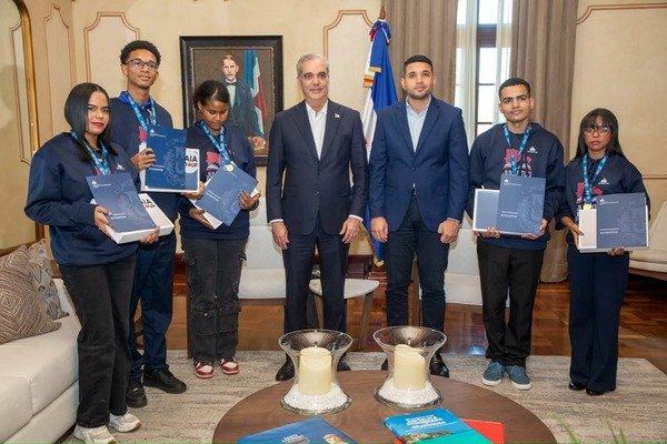 Abinader reconoce a los jóvenes que batieron récord de lectura imagen