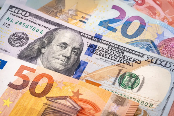 Dólar sube 40 cts. y era vendido a $61.09; el euro bajó a $70.22 imagen