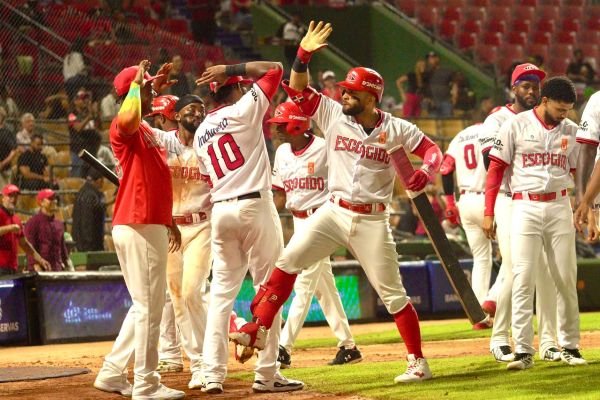 Gigantes sorprenden al Licey; Escogido y Toros triunfan en RD imagen