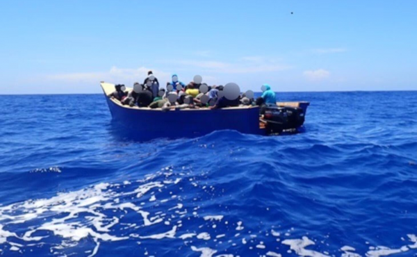 Guardia Costera PR repatría a 63 migrantes tras interceptar yola imagen